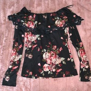 Off the shoulder floral top 💕